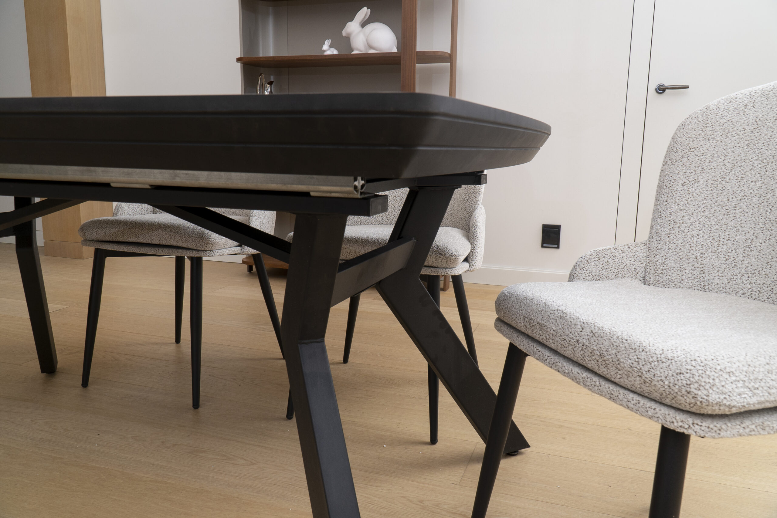 Использовано в фотосессии: обеденный стол Robat 160 / Bianco High Gloss, коричневато-серый - Изображение 12