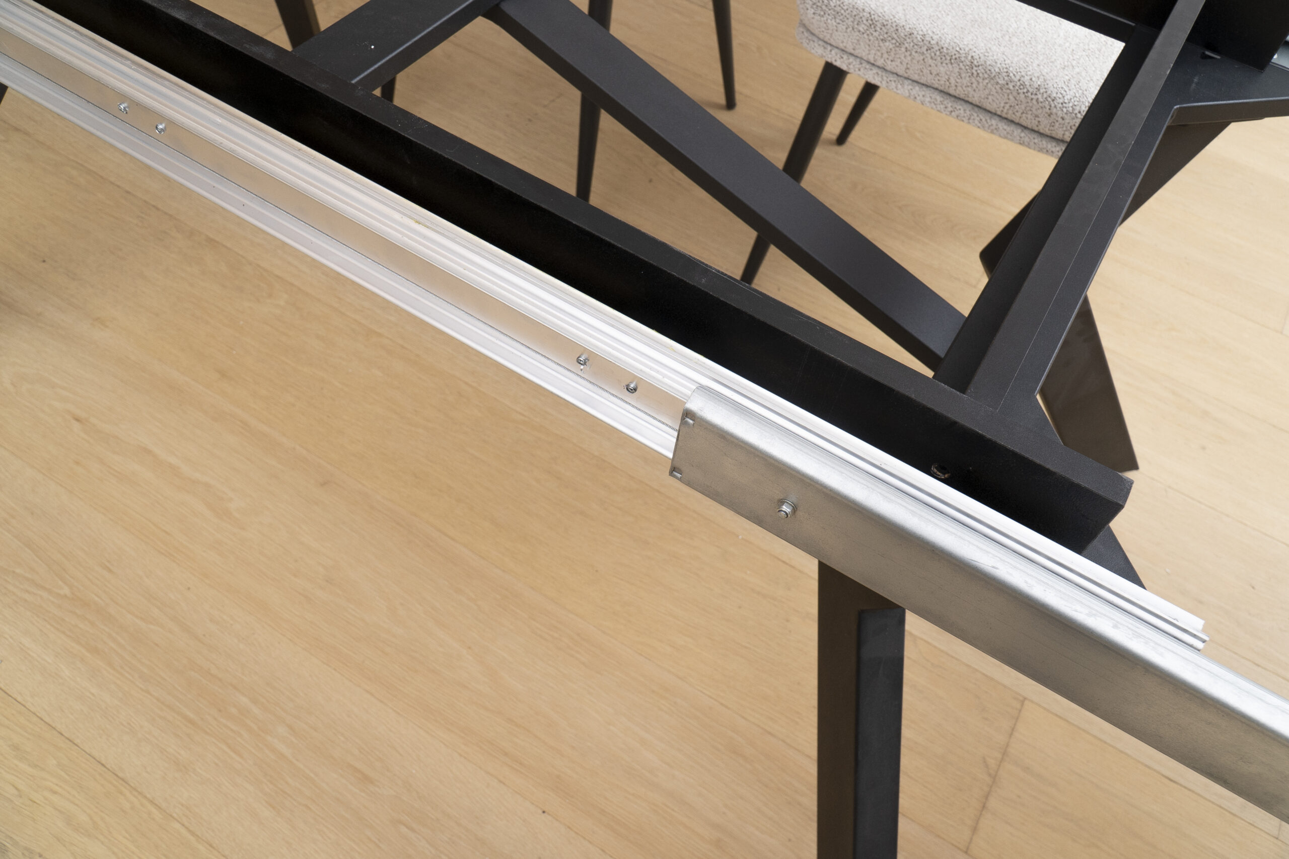 Использовано в фотосессии: обеденный стол Robat 160 / Bianco High Gloss, коричневато-серый - Изображение 17